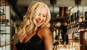 Die Sängerin und Moderatorin Steffi Landerer alias Steffy Metal veröffentlicht am 31. März den Song „Bierbrauerei“. Es handelt sich um die erste Single, die im Rahmen ihrer Zusammenarbeit mit dem Sony Music-Label Ariola produziert wurde. (Foto: Ariola)