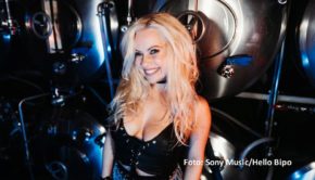 Partyschlager-Sängerin Steffy Metal veröffentlicht demnächst ihre neue Single „Nacht mit mir“. Darüber und über ihre Auftrittspläne auf Mallorca spricht die Brandenburgerin in der aktuellen Ausgabe des Podcasts „Das 17. Bundesland“ mit Moderator Ingo Wohlfeil. (Foto: Sony Music/Hello Bipo)