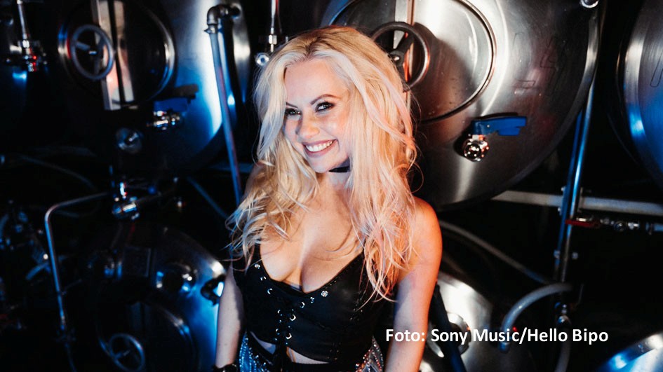 Partyschlager-Sängerin Steffy Metal veröffentlicht demnächst ihre neue Single „Nacht mit mir“. Darüber und über ihre Auftrittspläne auf Mallorca spricht die Brandenburgerin in der aktuellen Ausgabe des Podcasts „Das 17. Bundesland“ mit Moderator Ingo Wohlfeil. (Foto: Sony Music/Hello Bipo)