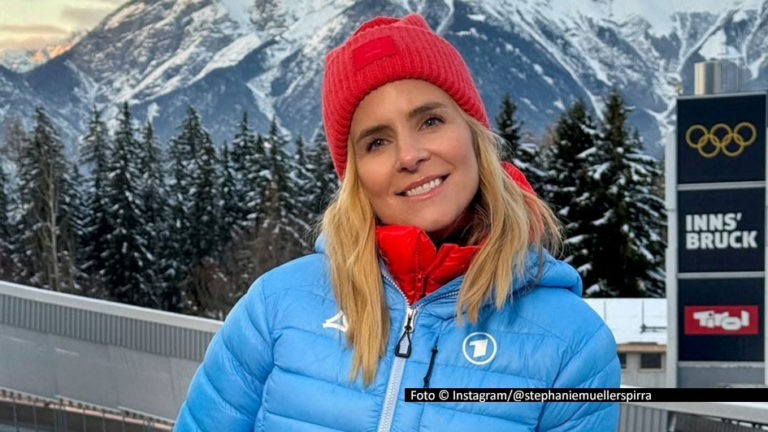 Moderatorin und Sportjournalistin Stephanie Müller-Spirra ist derzeit als Mitglied des ARD-Wintersport-Teams und „Hüttenquiz“-Gastgeberin voll im Einsatz. Darüber hinaus gibt’s noch weitere Projekte, über die sie am 5. Dezember in der MDR-Talkshow „Riverboat“ spricht. Foto © Instagram/stephaniemuellerspirra