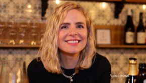 Ihre Sendetage von der Fußball-Europameisterschaft im Sommer 2024 rundet die ARD mit einem thematisch passenden Kneipenquiz am späten Abend ab. „Sportschau“-Moderatorin Stephanie Müller-Spirra führt als Quizmasterin durch das Geschehen, das sich in einer Gaststätte in Bochum abspielen wird. (Foto: privat)