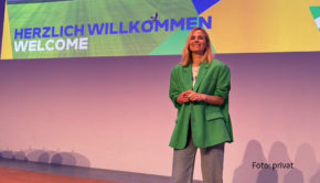 „Sportschau“-Moderatorin Stephanie Müller-Spirra war am vergangenen Wochenende in Thüringen und Sachsen unterwegs. Sie führte durch die „Goldene Nacht des Thüringer Sports“ und war in Leipzig beim ersten großen Treffen der freiwilligen Helferinnen und Helfer der EURO 2024. (Foto: privat)