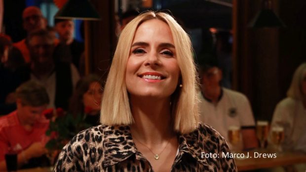 Anlässlich der Fußball-Europameisterschaft in Deutschland hat die ARD Neuland betreten. Erstmals gab‘s zum Ausklang der Übertragungstage im Ersten ein thematisch passendes Quiz-Format – und das mit Erfolg: Das von Riverside Entertainment und vom WDR verantwortete „Sportschau EM-Kneipenquiz“ übertraf mehrfach deutlich die Marke von zwei Millionen Zuschauern. Der durchschnittliche Marktanteil bei den 14- bis 49-Jährigen lag bei starken 23,2 Prozent. Zum Abschluss der Reihe sprach smalltalk mit Moderatorin Stephanie Müller-Spirra, die an insgesamt elf Abenden durch das Quizgeschehen führte, das live aus der Bochumer Kneipe „Zum Kuhhirten“ übertragen wurde. (Foto: Marco J. Drews)