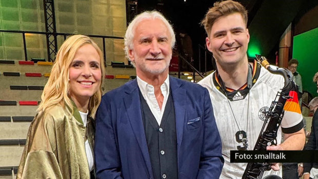 Am Wochenende fand die Auslosung für das Achtelfinale des DFB-Pokals statt. „Sportschau“-Moderatorin Stephanie Müller-Spirra führte im Dortmunder Fußballmuseum durch das Event mit DFB-Sportdirektor Rudi Völler und „EM-Saxophonist“ André Schnura. (Foto: smalltalk)