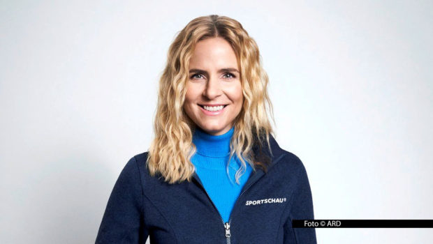 Ab dem 26. Januar stimmt „Sportschau“-Moderatorin Stephanie Müller-Spirra das TV-Publikum am Vorabend im Ersten auf die bevorstehenden Winterspiele in Italien ein. Für „Sportschau vor acht – Olympia Xpresso“ trifft sie Athletinnen und Athleten aus dem deutschen Team zum Plausch. Foto © ARD