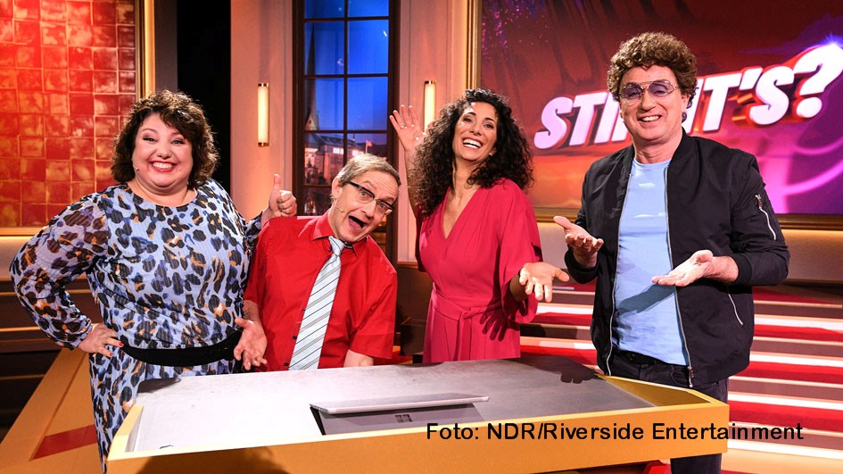 HP_Stimmts_2022_Meltem Kaptan, Wigald Boning, Moderatorin Evren Gezer, Atze Schröder_Foto NDR_Riverside Entertainment