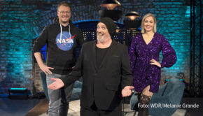 Ruth Moschner führt derzeit werktäglich durch das „Buchstaben Battle“ in Sat.1 und versucht außerdem samstags auf ProSieben, Sänger zu demaskieren. Heute Abend trifft sie bei „Sträter“ im Ersten den Mann mit der Mütze: Torsten Sträter. (Foto: WDR/Melanie Grande)