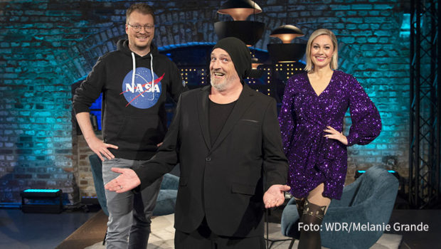 Ruth Moschner führt derzeit werktäglich durch das „Buchstaben Battle“ in Sat.1 und versucht außerdem samstags auf ProSieben, Sänger zu demaskieren. Heute Abend trifft sie bei „Sträter“ im Ersten den Mann mit der Mütze: Torsten Sträter. (Foto: WDR/Melanie Grande)