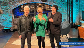 Kabarettist Torsten Sträter geht mit seiner Late-Night-Show „Sträter“ ab dem heutigen 5. Mai in eine neue Runde im Ersten. Zum Auftakt begrüßt er die Moderatorin und Autorin Laura Karasek sowie den Comedian Michael Mittermeier. (Foto: smalltalk/Marcus Wanke)