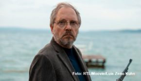 Sechs Filme von sechs Regisseuren, die auf dem Kurzgeschichtenband „Strafe“ von Ferdinand von Schirach basieren, sind seit dem heutigen 28. Juni bei RTL+ abrufbar. Als Darsteller ist u.a. Olli Dittrich zu sehen, der die Hauptrolle in „Das Seehaus“ von Patrick Vollrath spielt. (Foto: RTL/Moovie/Luis Zeno Kuhn)