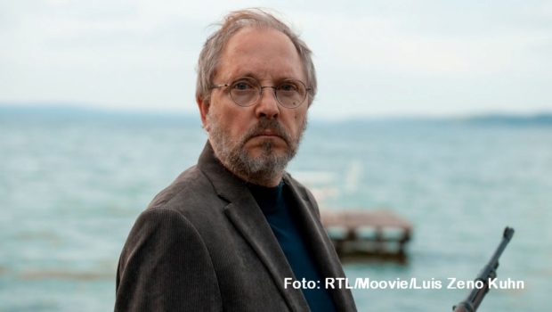 Sechs Filme von sechs Regisseuren, die auf dem Kurzgeschichtenband „Strafe“ von Ferdinand von Schirach basieren, sind seit dem heutigen 28. Juni bei RTL+ abrufbar. Als Darsteller ist u.a. Olli Dittrich zu sehen, der die Hauptrolle in „Das Seehaus“ von Patrick Vollrath spielt. (Foto: RTL/Moovie/Luis Zeno Kuhn)