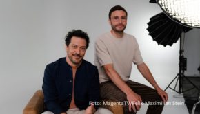 Zum Abschluss von zehn ausgewählten Spieltagen der Fußball-EM öffnet bei MagentaTV das „Studio Pille-Palle“ seine Pforten. Durch die Late-Night-Show mit humorvollen Einspielern, sportlichen Highlights und Promi-Gästen führen Fahri Yardim und Jonas Hector. Los geht’s am 14. Juni. (Foto: MagentaTV/Felix-Maximilian Stein)
