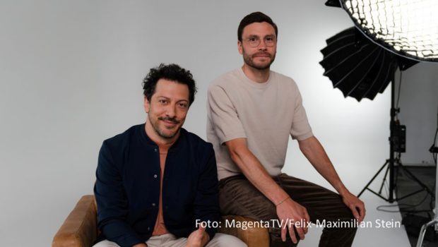 Zum Abschluss von zehn ausgewählten Spieltagen der Fußball-EM öffnet bei MagentaTV das „Studio Pille-Palle“ seine Pforten. Durch die Late-Night-Show mit humorvollen Einspielern, sportlichen Highlights und Promi-Gästen führen Fahri Yardim und Jonas Hector. Los geht’s am 14. Juni. (Foto: MagentaTV/Felix-Maximilian Stein)