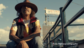 Die Dokumentation „Sugarcane – Der Wahrheit auf der Spur“ läuft 13. Dezember um 21:00 Uhr auf National Geographic in deutscher Erstausstrahlung. Der Film beleuchtet die Misshandlungen indigener Kinder in kanadischen Internatsschulen und zeigt den Mut der Menschen, die sich dieser traumatischen Vergangenheit stellen. (Foto: National Geographic)