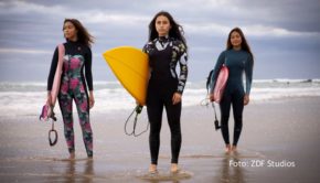 Mit bewährten Darstellerinnen wie Savannah La Rain, Sky Katz und Lilliana Bowrey kehrt die australische Netflix-Erfolgsserie „Surviving Summer“ zurück. Die Dreharbeiten zur zweiten Staffel, an der auch wieder ZDF Studios als Koproduzent und Vertrieb beteiligt ist, haben jetzt begonnen. (Foto: ZDF Studios)