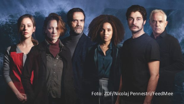 Die italienisch-französisch-deutsche Koproduktion „Survivors“ mit u.a. Florian Fitz als Hauptdarsteller kommt ab dem 16. Juli auch ins deutsche Free-TV. ZDFneo strahlt die Mystery-Dramaserie um die Nachwirkungen eines rätselhaften Schiffsunglücks an drei Sonntagabenden aus.(Foto: ZDF/Nicolaj Pennestri/FeedMee)