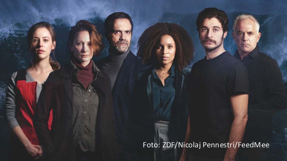 Die italienisch-französisch-deutsche Koproduktion „Survivors“ mit u.a. Florian Fitz als Hauptdarsteller kommt ab dem 16. Juli auch ins deutsche Free-TV. ZDFneo strahlt die Mystery-Dramaserie um die Nachwirkungen eines rätselhaften Schiffsunglücks an drei Sonntagabenden aus.(Foto: ZDF/Nicolaj Pennestri/FeedMee)
