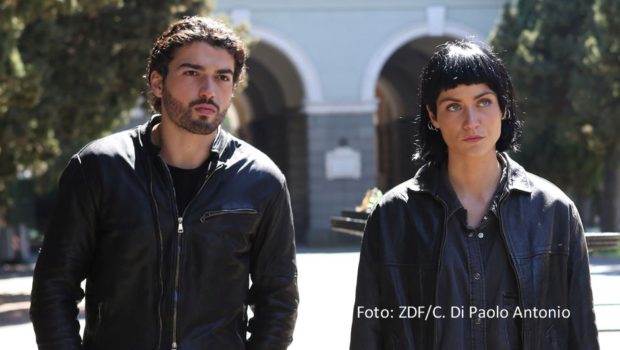 In der italienischen Mystery-Dramaserie „Survivors“, die ab dem 16. Juli ihre Free-TV-Premiere bei ZDFneo feiert, geraten die Überlebenden eines Schiffsunglücks erneut in Gefahr. Zum international besetzten Cast gehört Sophie Pfennigstorf, die künftig auch als „Stralsund“-Ermittlerin auftritt. (Foto: ZDF/C. Di Paolo Antonio)