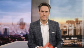 Am Samstag spricht Sven Lorig in einer Sonderausgabe des „ARD-Morgenmagazins“ u.a. mit dem Schriftsteller Wladimir Kaminer, dem Ex-NATO-General Egon Ramms sowie der FDP-Politikerin Marie-Agnes Strack-Zimmermann, Vorsitzende des Verteidigungsausschusses. (Foto: WDR/Dirk Borm)