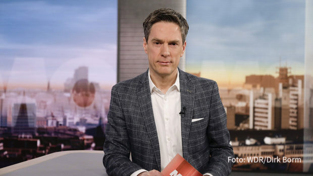 Am Samstag spricht Sven Lorig in einer Sonderausgabe des „ARD-Morgenmagazins“ u.a. mit dem Schriftsteller Wladimir Kaminer, dem Ex-NATO-General Egon Ramms sowie der FDP-Politikerin Marie-Agnes Strack-Zimmermann, Vorsitzende des Verteidigungsausschusses. (Foto: WDR/Dirk Borm)