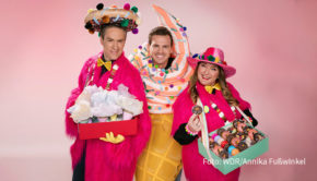 Die Öffentlich-Rechtlichen übertragen heute ganz viel Karneval. Im WDR Fernsehen begleiten Sven Lorig, Janine Kemmer und Aljoscha Höhn das närrische Treiben in Düsseldorf. Hinzu kommen tages- und abendfüllende Events in Köln, Mainz und anderswo.(Foto: WDR/Annika Fußwinkel)