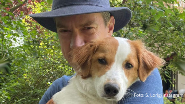 „Moma“-Moderator Sven Lorig ist ein großer Tierfreund. Über sein Verhältnis zu seinem Hund Cosy und den vier Familienhühnern spricht er in der aktuellen Ausgabe des Podcasts „Auf die Schnauze! – Haustiere und ihre Promis“ von Jule Gölsdorf und Christine Langner. (Foto: Sven Lorig/Instagram)