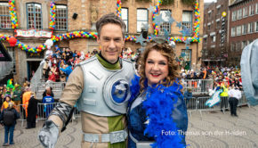 Unter den Live-Übertragungen der Rosenmontagszüge 2024 stach die WDR-Übertragung des Düsseldorfer Events inhaltlich hervor. Auch die Quoten stimmten und vor allem „Moma“-Moderator Sven Lorig und Ex-Venetia Janine Kemmer erwiesen sich als erfrischend kritische Kommentatoren. (Foto: Thomas von der Heiden)