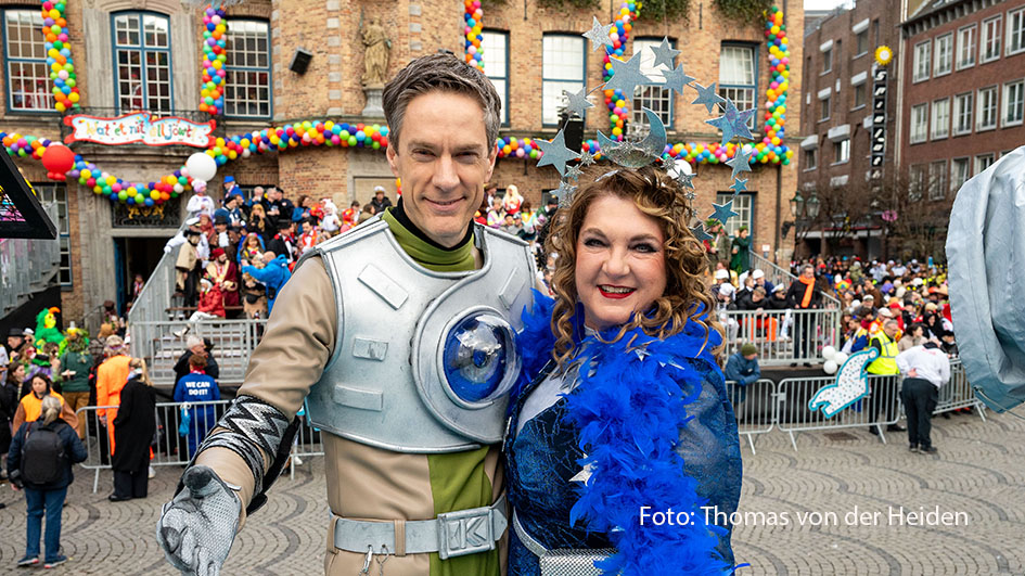 Unter den Live-Übertragungen der Rosenmontagszüge 2024 stach die WDR-Übertragung des Düsseldorfer Events inhaltlich hervor. Auch die Quoten stimmten und vor allem „Moma“-Moderator Sven Lorig und Ex-Venetia Janine Kemmer erwiesen sich als erfrischend kritische Kommentatoren. (Foto: Thomas von der Heiden)