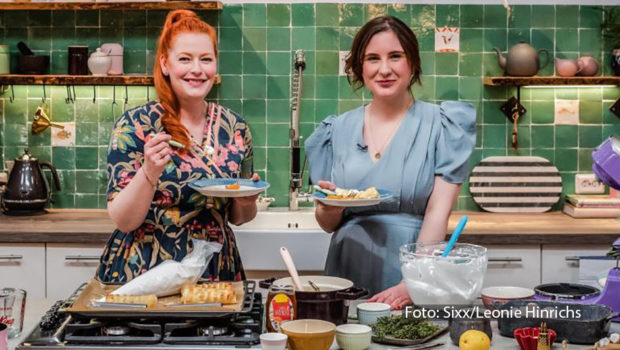In der zunehmend dunklen Jahreszeit lässt Enie van de Meiklokjes noch mal die Sonne scheinen. Für die Rezepte der neuen Ausgabe von „Sweet & Easy – Enie backt“ am 25. November ließ sie sich von den sonnigsten Urlaubsländern Europas inspirieren. Zu Gast ist Jule Lobo. (Foto: Sixx/Leonie Hinrichs)