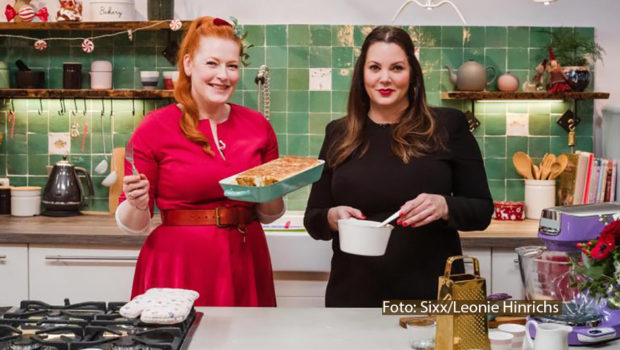 Weihnachten steht vor der Tür und auch Enie van de Meiklokjes bereitet sich bei Sixx auf die bevorstehenden Festtage vor. Am 9. Dezember zeigt die Backexpertin gemeinsam mit Moderatorin Paula Lambert im Staffelfinale von „Sweet & Easy“ die besten Rezepte für das perfekte weihnachtliche Vier-Gänge-Menü. (Foto: Sixx/Leonie Hinrichs)