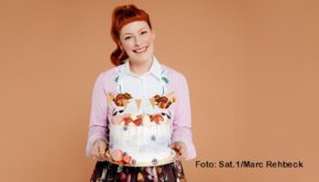 Pünktlich zum Weihnachtsfest backt Enie van de Meiklokjes am morgigen 17. Dezember in einer neuen Ausgabe von „Sweet & Easy – Enie backt“ drei köstliche Kuchen, mit denen die Feiertage beginnen können. Neben einer Red Velvet-Torte gibt‘s einen Cheesecake und einen ganz besonderen Birnenkuchen. (Foto: Sat.1/Marc Rehbeck)