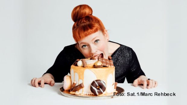 Moderatorin und Backexpertin Enie van de Meiklokjes interpretiert in ihrer sixx-Show „Sweet & Easy“ am 21. Mai Gebäckklassiker für Kinder in neuem – und deutlich größerem – Gewand. Unter anderem kommt ein riesiges Schaumkuss-Sandwich auf den Tisch. (Foto: Sat.1/Marc Rehbeck)