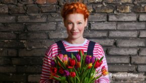 Die sechste Staffel von „Sweet & Easy – Das Foodmagazin“ mit Moderatorin Enie van de Meiklokjes geht am 13. August bei sixx an den Start. Thematisch dreht sich in der ersten Folge alles um kunterbunte und erfrischende Eiskreationen. (Foto: sixx/Claudius Pflug)