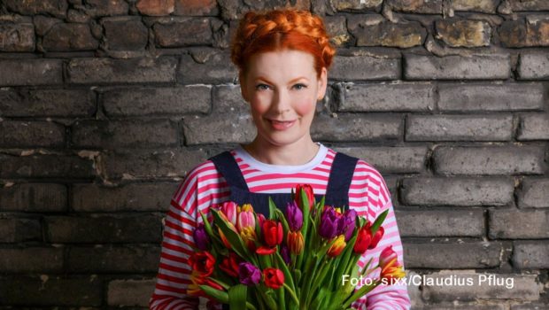 Die sechste Staffel von „Sweet & Easy – Das Foodmagazin“ mit Moderatorin Enie van de Meiklokjes geht am 13. August bei sixx an den Start. Thematisch dreht sich in der ersten Folge alles um kunterbunte und erfrischende Eiskreationen. (Foto: sixx/Claudius Pflug)