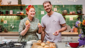 Am 18. November gibt’s bei Sixx wieder eine ofenfrische Ausgabe von „Sweet & Easy – Enie backt. Dieses Mal dreht sich alles ums Thema Brot. Aus diesem Grund hat sich Enie van de Meiklokjes den TikTok-Bäcker Jo Semola eingeladen, der ein echter Experte in Sachen Brötchen, Brot und Baguette ist. (Foto: Leonie Hinrichs)