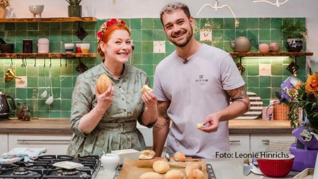 Am 18. November gibt’s bei Sixx wieder eine ofenfrische Ausgabe von „Sweet & Easy – Enie backt. Dieses Mal dreht sich alles ums Thema Brot. Aus diesem Grund hat sich Enie van de Meiklokjes den TikTok-Bäcker Jo Semola eingeladen, der ein echter Experte in Sachen Brötchen, Brot und Baguette ist. (Foto: Leonie Hinrichs)
