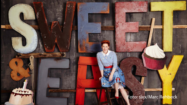 Am 7. September starten bei Sixx die neuen Folgen von „Sweet & Easy – Das Foodmagazin“. Zum Staffelauftakt dreht sich für Moderatorin Enie van de Meiklokjes alles um Erdbeeren. Die können nicht nur in Desserts, sondern auch in herzhaften Gerichten eine Hauptrolle spielen. (Foto: sixx/Marc Rehbeck)