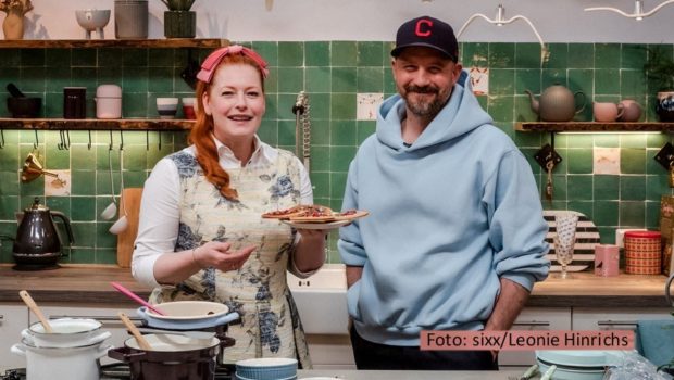 In einer neuen Folge der Backshow „Sweet & Easy“ auf Sixx begrüßt Moderatorin Enie van de Meiklokjes am 23. März ihren „Das große Promibacken“-Kollegen Christian Hümbs. Zusammen mit dem Top-Patissier bereitet sie „Stroopwafels“ zu. (Foto: sixx/Leonie Hinrichs)