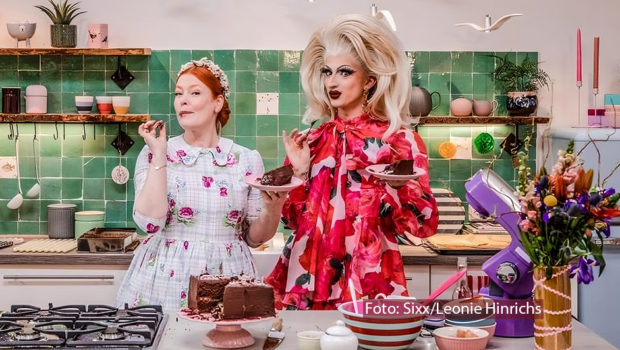 In der neuesten Ausgabe von „Sweet & Easy – Enie backt“ am 4. November dreht sich alles um Gebäck mit Überraschungseffekt. Mit von der Partie ist diesmal Moderatorin und Dragqueen Aria Addams, die gemeinsam mit Enie van de Meiklokjes eine Piñata-Torte zubereitet. (Foto: Sixx/Leonie Hinrichs)