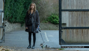 Ab dem 16. Mai ist die Dramedy-Serie „Sweetpea“ exklusiv bei MagentaTV+ verfügbar. Die sechsteilige Serie basiert auf dem gleichnamigen Roman von CJ Skuse und erzählt die Geschichte von Rhiannon Lewis, einer unscheinbaren Verwaltungsassistentin, deren aufgestaute Wut in mörderische Gewalt umschlägt. Foto © Sophie Mutevelian/SKY UK