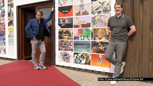 Der Düsseldorfer Kunstexperte Dirk Geuer und Nico Overkott, Geschäftsführer des artstar Verlags, eröffneten am Wochenende die von ihnen ausgerichtete Sylt Art Fair 2025. Bis einschließlich 14. September sind dort u.a. Arbeiten von Ai Weiwei, Damien Hirst, Jörg Immendorff und Gerhard Richter zu sehen.Foto_Sina-Gerhard_Geuer-Geuer-Art