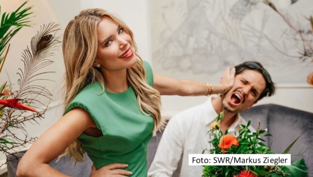 Eine neue Ausgabe der SWR-Samstagabendshow „Verstehen Sie Spaß?“ mit Gastgeberin Barbara Schöneberger läuft am 20. April im Ersten und bei ORF 1. Diesmal hat es u.a. Model und Moderatorin Sylvie Meis erwischt, die bei einem vermeintlichen Fotoshooting reingelegt wurde. (Foto: SWR/Markus Ziegler)