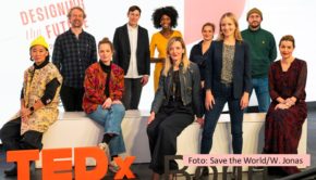 Unter dem Motto „Designing the Future“ diskutierten Expertinnen und Experten am 13. Dezember bei der Konferenz TEDx Bonn über ihre Konzepte einer nachhaltigen Zukunft. TV-Moderatorin Liz Shoo führte durch die vom Verein Save the World organisierte Veranstaltung. (Foto: Save the World/W. Jonas)