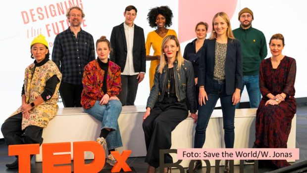 Unter dem Motto „Designing the Future“ diskutierten Expertinnen und Experten am 13. Dezember bei der Konferenz TEDx Bonn über ihre Konzepte einer nachhaltigen Zukunft. TV-Moderatorin Liz Shoo führte durch die vom Verein Save the World organisierte Veranstaltung. (Foto: Save the World/W. Jonas)