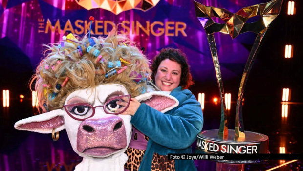 Staffel 12 der ProSieben-Show „The Masked Singer“ endete am 13. Dezember mit dem Sieg von „Muuhnika“. Hinter der Maske der stimmgewaltigen Kuh mit der spektakulären Lockenwickler-Frisur verbarg sich Schauspielerin, Moderatorin und Komikerin Meltem Kaptan. Nach dem Finale, in dem sie sich in der Gunst des Publikums u.a. gegen „Rave-ioli“ Pietro Lombardi durchsetzte, sprach die Kölnerin mit smalltalk über ihre Maske, die Geheimhaltung rund um die Show und über ihre musikalischen Vorlieben. Foto © Joyn/Willi Weber