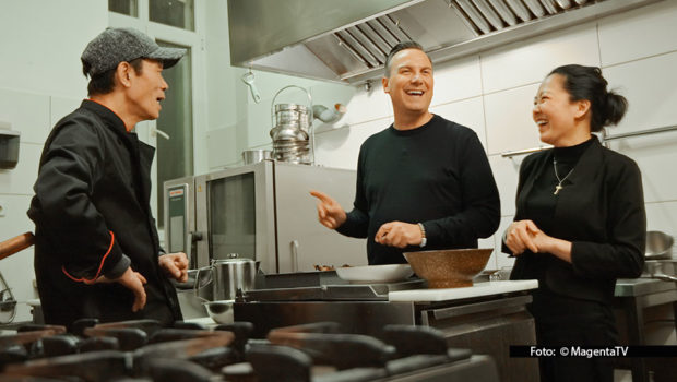 Spitzenkoch Tim Raue ergründet das Geheimnis von Deutschlands bestem chinesischen Schweinebauch. In einem Berliner Restaurant genießt er das kulinarische Meisterwerk regelmäßig. Die Hintergründe gibt’s ab 10. April in der neuesten Folge des MagentaTV-Originals „Tim Raue isst!“. (Foto: © MagentaTV)