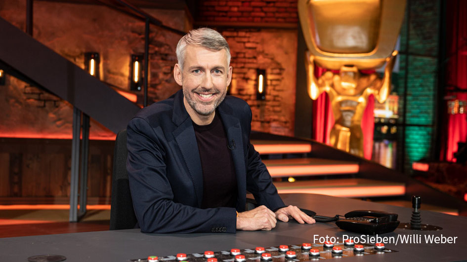 Kabarettist Sebastian Pufpaff ist der neue Moderator von „TV total“. Die Show feiert am heutigen 10. November ihr Comeback bei ProSieben und ist dort künftig jeden Mittwoch in der Primetime bei zu sehen. (Foto: ProSieben/Willi Weber)