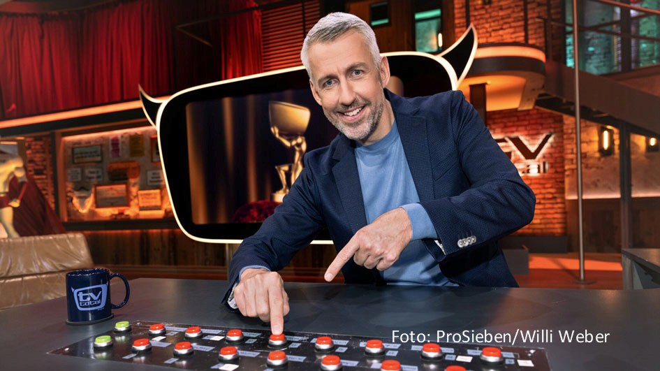 Die Sommerpause von „TV total“ bei ProSieben ist beendet. Ab dem 4. September kehren jeweils im Anschluss an die Show mit Sebastian Pufpaff auch zwei im ersten Halbjahr gestartete Comedy-Formate mit neuen Staffeln zurück: „Bratwurst & Baklava“ und „Die Quatsch Comedy Show“. (Foto: ProSieben/Willi Weber)