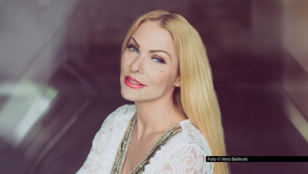 Am 10. Januar feiert das „TV total Turmspringen“ seine Jubiläumsausgabe. Zu diesem Anlass wagen sich nicht nur Turmsprung-Neulinge aufs Brett, sondern auch Legenden aus 15 Jahren Showgeschichte. Zudem darf sich das TV-Publikum auf die Rückkehr von Moderatorin Sonya Kraus freuen. Foto © Vero Bielinski