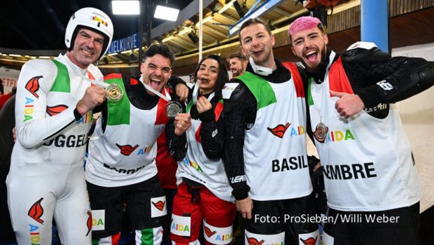 Vor allem für die Promis mit Italien-Bezug war das sauerländische Winterberg am 11. November ein gutes Pflaster. Bei der „TV total Wok WM“ gewannen Armin Zöggeler im Einer- sowie das Team aus Stefano Zarrella, Valentina Maceri, Riccardo Basile und Mario Novembre im Vierer-Wok jeweils Silber. (Foto: ProSieben/Willi Weber)